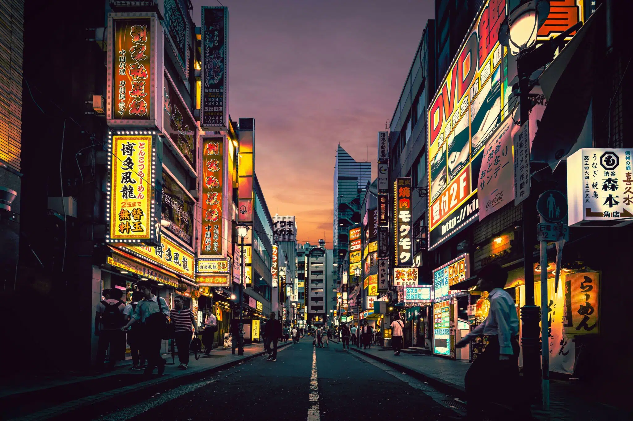 Les rues animées de Tokyo au couché du soleil avec the J Team